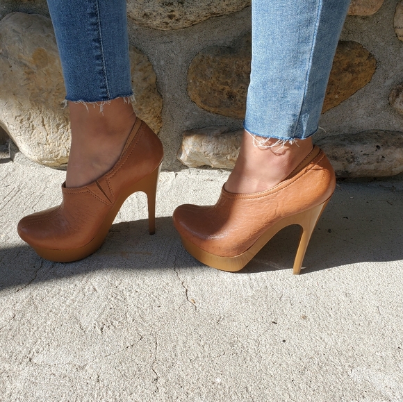 BCBGMAXAZRIA Platforms - Picture 2 of 5